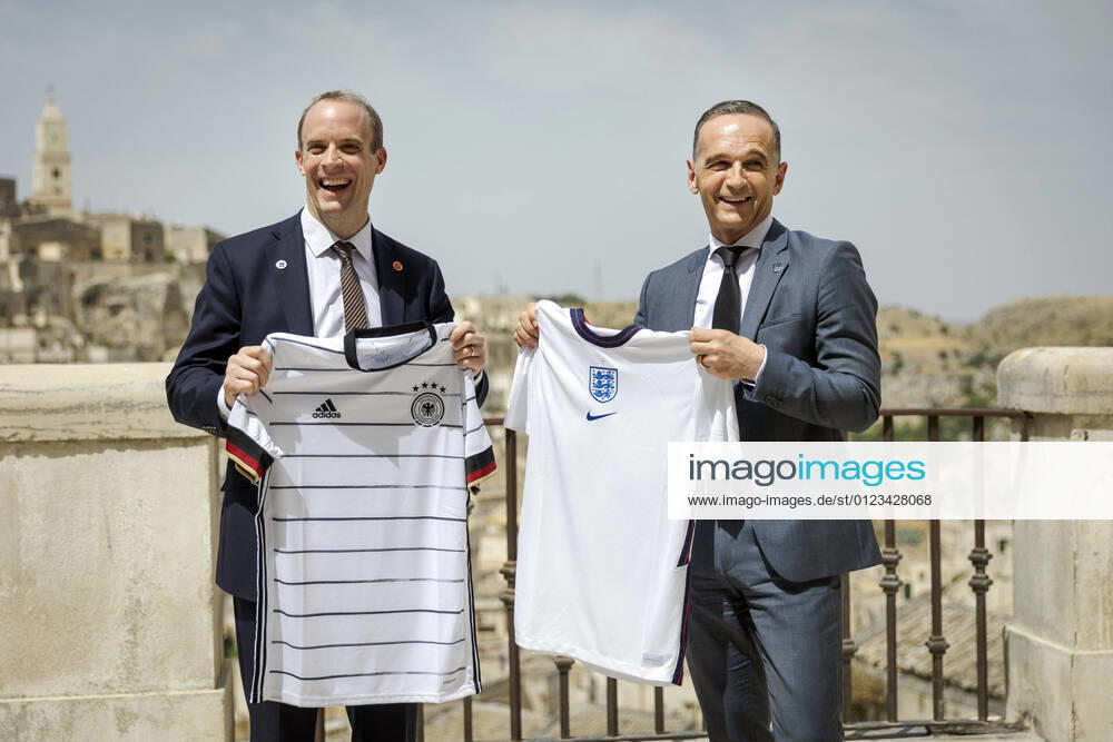 Heiko Maas, Federal Minister of Foreign Affairs, R and Dominic Raab, Foreign Secretary of the United Kingdom of Great Britain and Northern Ireland, L exchange jerseys on the occasion of the countries match in the evening on the sidelines of the G20 Foreign Ministers meeting in Matera Matera, 29 06 2021 Matera Italy