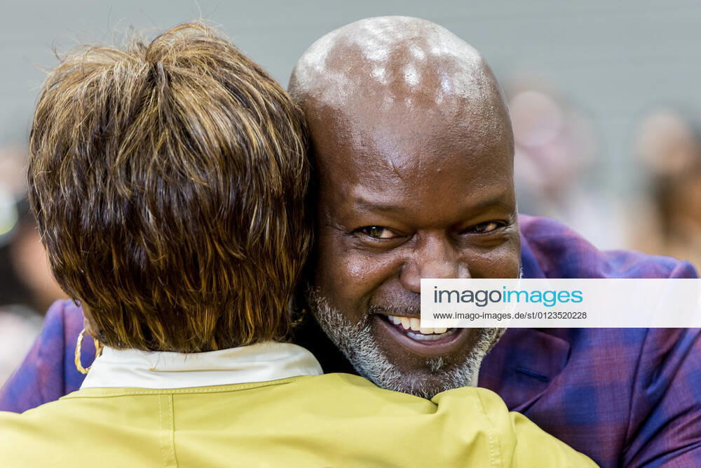 Dallas, Texas, U.S: Former Dallas Cowboys Hall of Fame running back, Emmitt Smith, gives a speech at Emmett J Conrad High School in Dallas, Texas about the Covid-19 vaccinations. Dallas USA - ZUMAw300 20210629_zaf_w300_036