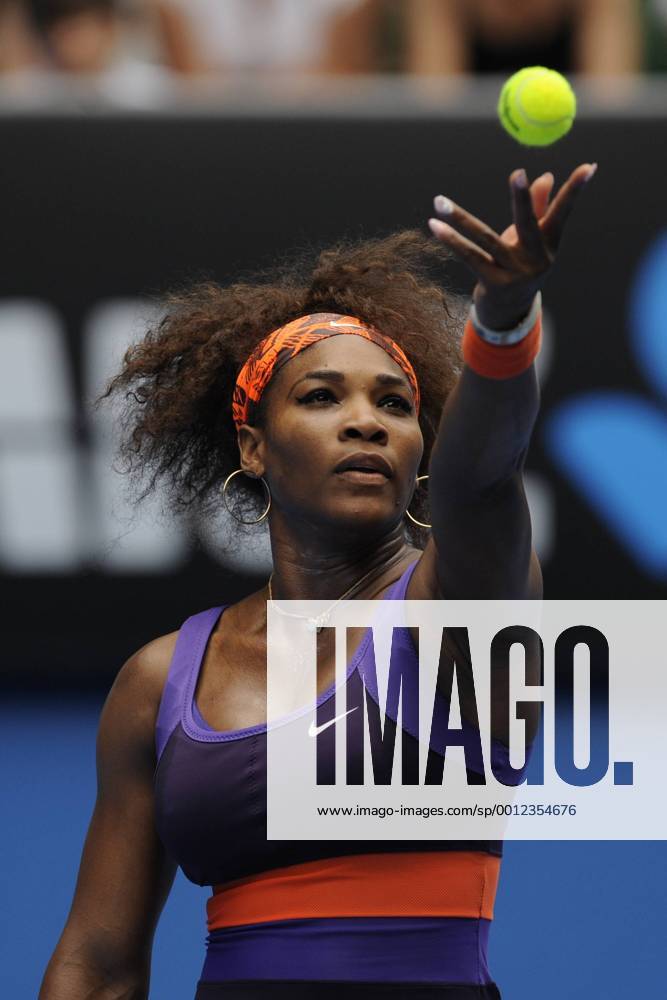 Melbourne, Australia. Serena Williams of USA prepares to serve in her match on day four of the Australian Open from Melbourne Park. xEstherxLimx ActionPlus11366505