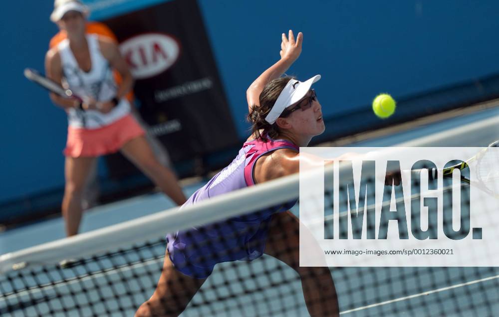 (130117) -- MELBOURNE , Jan. 17, 2013 (Xinhua) -- Zheng Saisai of China hits a return during the women s doubles on the fourth day of 2013 Australian Open tennis tournament in Melbourne, Australia, Jan. 17, 2013.. (Xinhua Chen Xiaowei) AUSTRALIA-MELBOURNE-TENNIS-WOMEN S DOUBLES