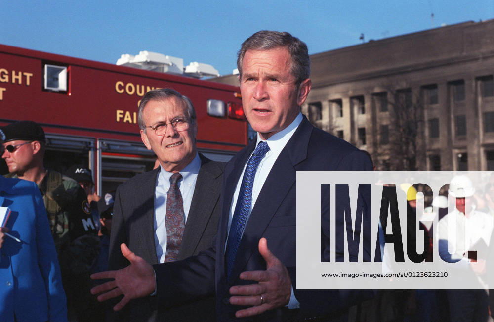 IMAGO History, Anschläge vom 11. September aus New York und Washington D.C 20 Jahre Anschläge vom 11. September: Attentat auf das Pentagon DONALD RUMSFELD (July 9, 1932 - June 29, 2021) was an American politician, government official, and businessman who served as Secretary of Defense from 1975-1977 under Gerald Ford, and again from 2001-2006 under George W. Bush. He is both the youngest and the second-oldest person to have served as Secretary of Defense. Additionally, Rumsfeld was a three-term U.S. Congressman from Illinois (1963 1969), director of the Office of Economic Opportunity (1969 1970), counsellor to the president (1969 1973), the United States Permanent Representative to NATO (1973 1974), and White House Chief of Staff (1974 1975). Between his terms as Secretary of Defense, he served as the CEO and chairman of several companies. FILE PHOTO SHOT: September - ZUMAs152 20010912_mda_s152_012