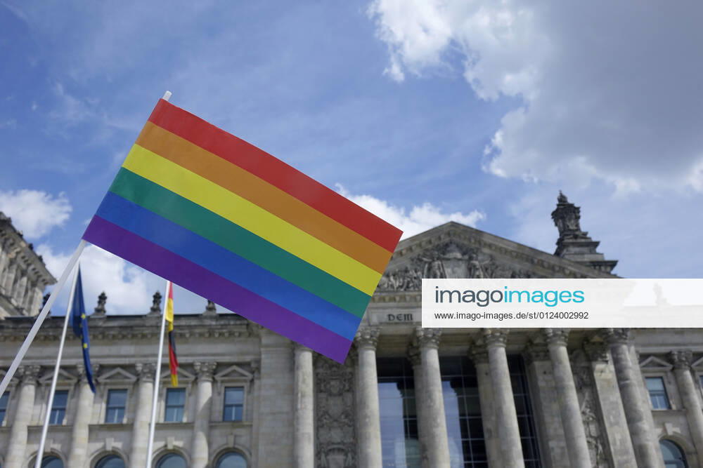 Rainbow flag and Reichstag Rainbow flag and Reichstag, 27 06 2021, Tiergarten, Berlin, A rainbow flag is in front of the Reichstag