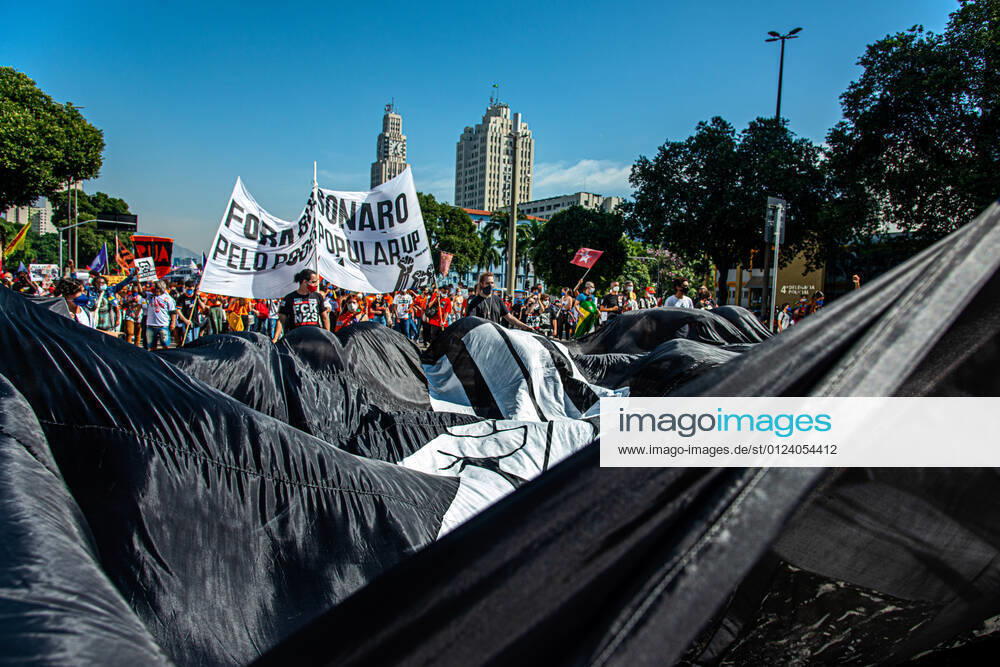 Protests against Bolsonaro RIO DE JANEIRO, BRAZIL, JUL 03: protest against President Bolsonaro at Avenida Presidente Vargas downtown Rio on July 03 , 2021. Demonstrations took place in all capitals of the country ( Photo by Chico Ferreira Penta Press ) Rio de Janeiro Brazil 6771_242748