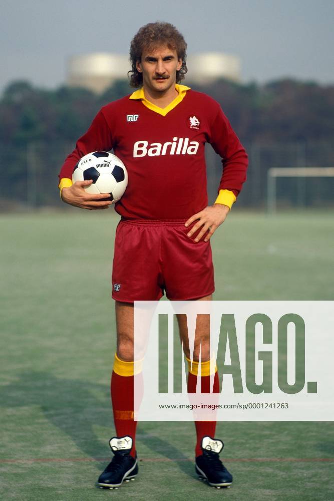Rudi Völler (AS Rom) - DEUTSCHSPRACHIGE SPORTZEITSCHRIFTEN UND -ZEITUNGEN NUR NACH RÜCKSPRACHE Fußball Herren Serie A 1989 1990, 1. Italienische Liga, AS Rom, Roma, Shooting, Fotoshooting, Fototermin, Mfdia Einzelbild Rom