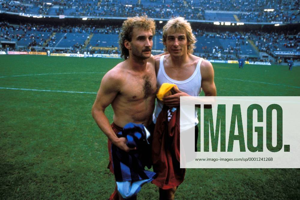Trikottausch zwischen deutschen Legionären: Rudi Völler (li., AS Rom) und Jürgen Klinsmann (Inter) Fußball Herren Serie A 1989 1990, 1. Italienische Liga, Internazionale FC Mailand - AS Rom 3:0, Roma, Vdia Gruppe Mailand Kameradschaft,