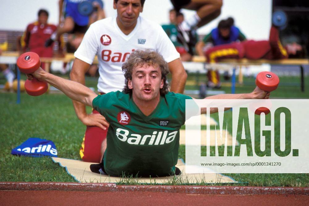 Rudi Völler (Roma) - Hanteltraining Fußball Herren Serie A 1989 1990, 1. Italienische Liga, AS Rom, Training, Vdia Gruppe Rom Kraft,