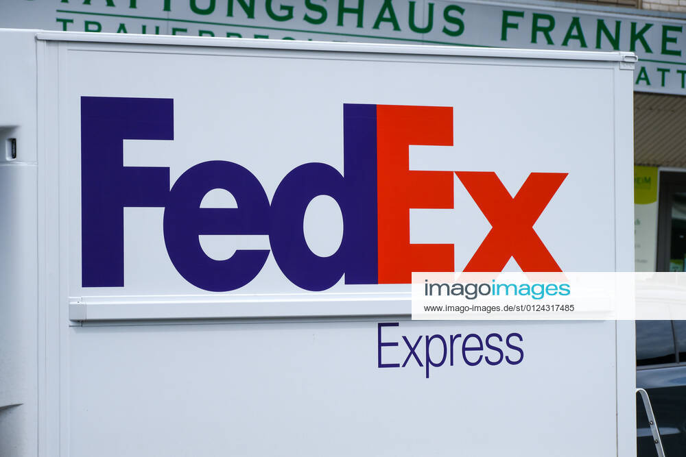 Düsseldorf 05 07 2021 FedEx Federal Express parcel parcel Amazon returns return CO2 online shopping onlineshopping internet shopping parcel boom parcel messenger online trade parcel tax parcel shipping tax Amazon tax mail order delivery van parcel delivery van logo Düsseldorf North Rhine Westphalia Germany
