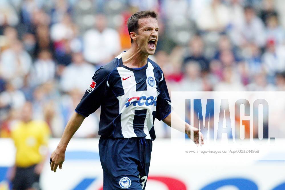 Fredi Bobic (Hertha) schwillt die Halsschlagader auf ein Maximum... Fußball 1. BL Herren Saison 2004 2005, Hertha BSC Berlin, Vdig Einzelbild Aufmacher Berlin Ungeduld, Wut,