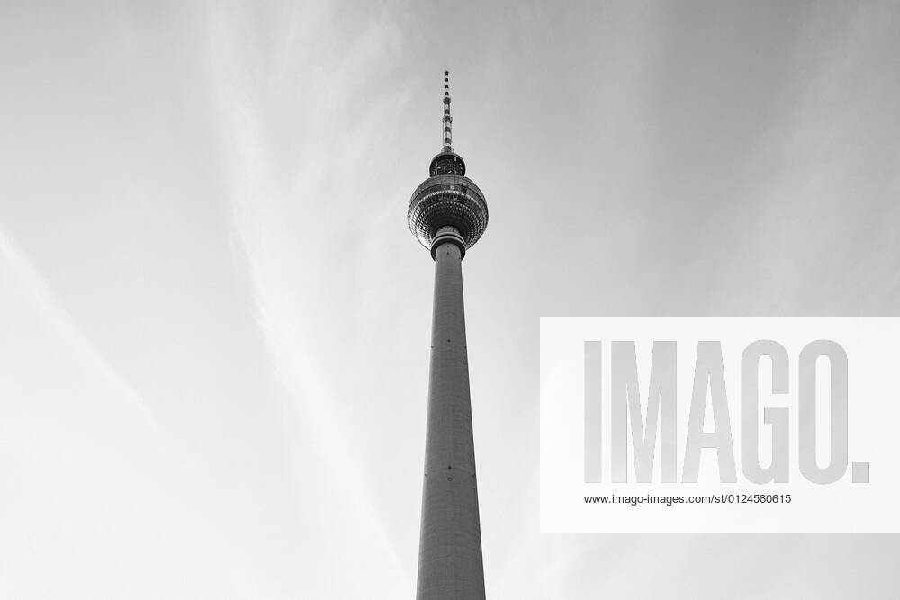 IMAGO Creative: Architektur in Berlin Berlin Television Tower against cloudy sky, Germany