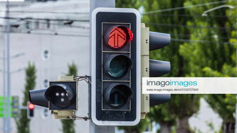 Zürich, Schweiz - 14. Mai 2021: Für die Fahrt geradeaus steht die Ampel auf Rot. Der Verkehr muss anhalten.