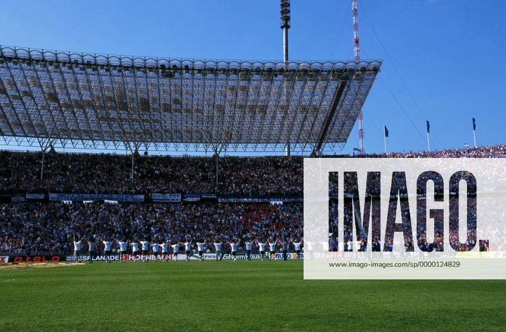 Die Mannschaft von Hertha und Verantwortliche bedanken sich bei den Fans für die tatkräftige Unterstützung Fußball 1. BL Herren Saison 1998 1999, Hertha BSC Berlin Totale Olympiastadion Berlin