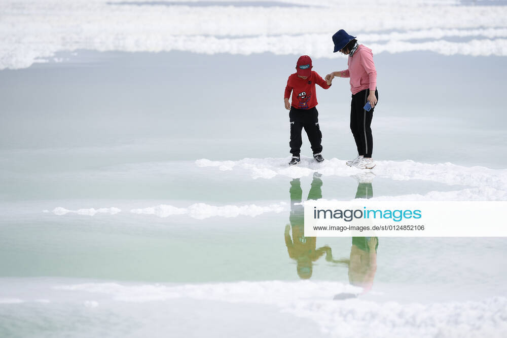 (210709) -- GOLMUD, July 9, 2021 -- Tourists visit the Qairhan Salt Lake in northwest China s Qinghai Province, July 8, 2021. The Qairhan Salt Lake in the Qaidam Basin has been the largest potash fertilizer producing base in China. It came to exhibit its values as a tourism destination under a series of comprehensive local development schemes. ) CHINA-QINGHAI-GOLMUD-QAIRHAN SALT LAKE-TOURISM (CN) ZhangxLong