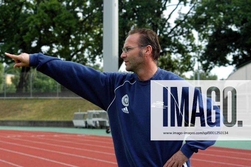 Fußball, Trainerhistorie, TeBe Berlin Trainer Theo Gries (Tennis Borussia) gibt Anweisungen Fußball Herren Oberliga NOFV Nord 2003 2004, Nordost, Staffel, Te Be, TB, TeBe, Vdig, Einzelbild Berlin