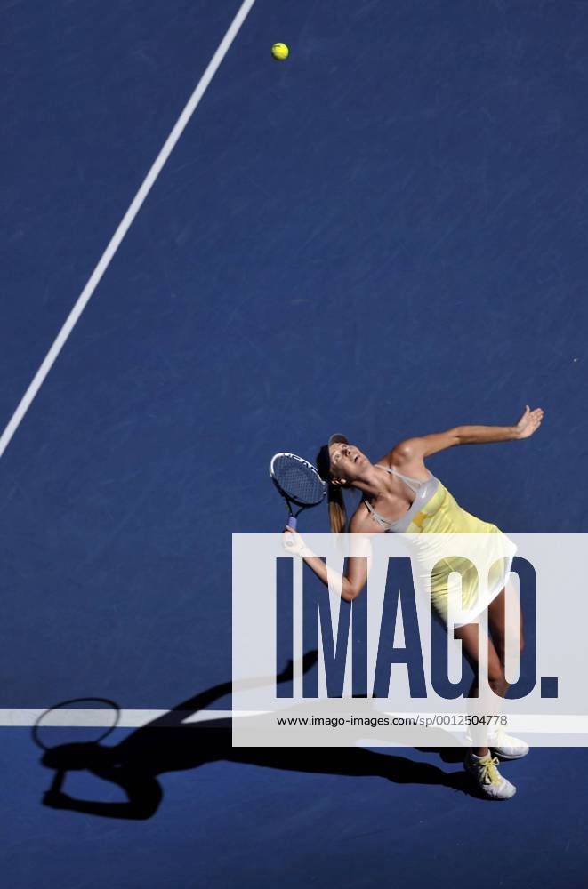 (130122) -- MELBOURNE, Jan. 22, 2013 (Xinhua) -- Russia s Maria Sharapova serves during the women s singles quarterfinal at the 2013 Australian Open tennis tournament in Melbourne, Australia on Jan. 22, 2013. (Xinhua Chen Xiaowei) (hy) AUSTRALIA-MELBOURNE-TENNIS-AUSTRALIAN OPEN-WS-QUARTERFINAL
