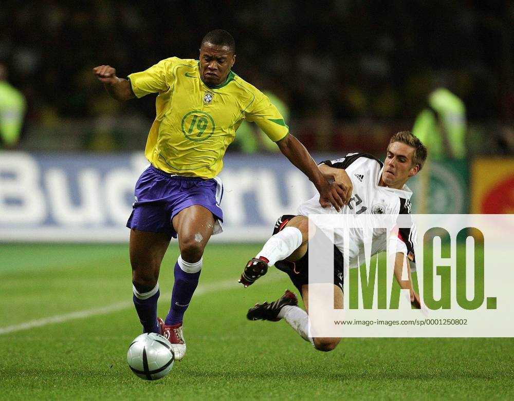 Julio Baptista (Brasilien, li.) gegen Philipp Lahm (Deutschland) Fußball Länderspiel Herren Länderspiel 2004, Freundschaftsspiel, Test, Testspiel, Nationalmannschaft, Nationalteam, Gruppe Berlin Dynamik,