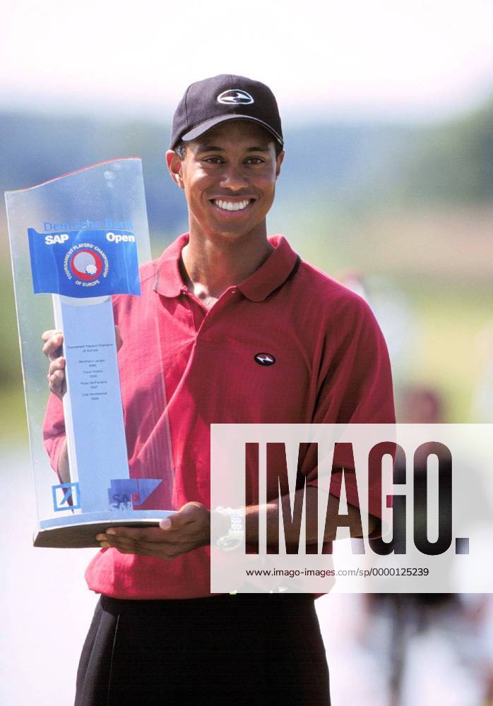 Eldrick Tiger Woods (USA) mit dem Siegerpokal im Porträt Golf Herren Deutsche Bank-SAP German Open 1999, Golfen, Profigolf, PGA-Tour, Profi, Profis Porträt St. Leon-Rot Freude,