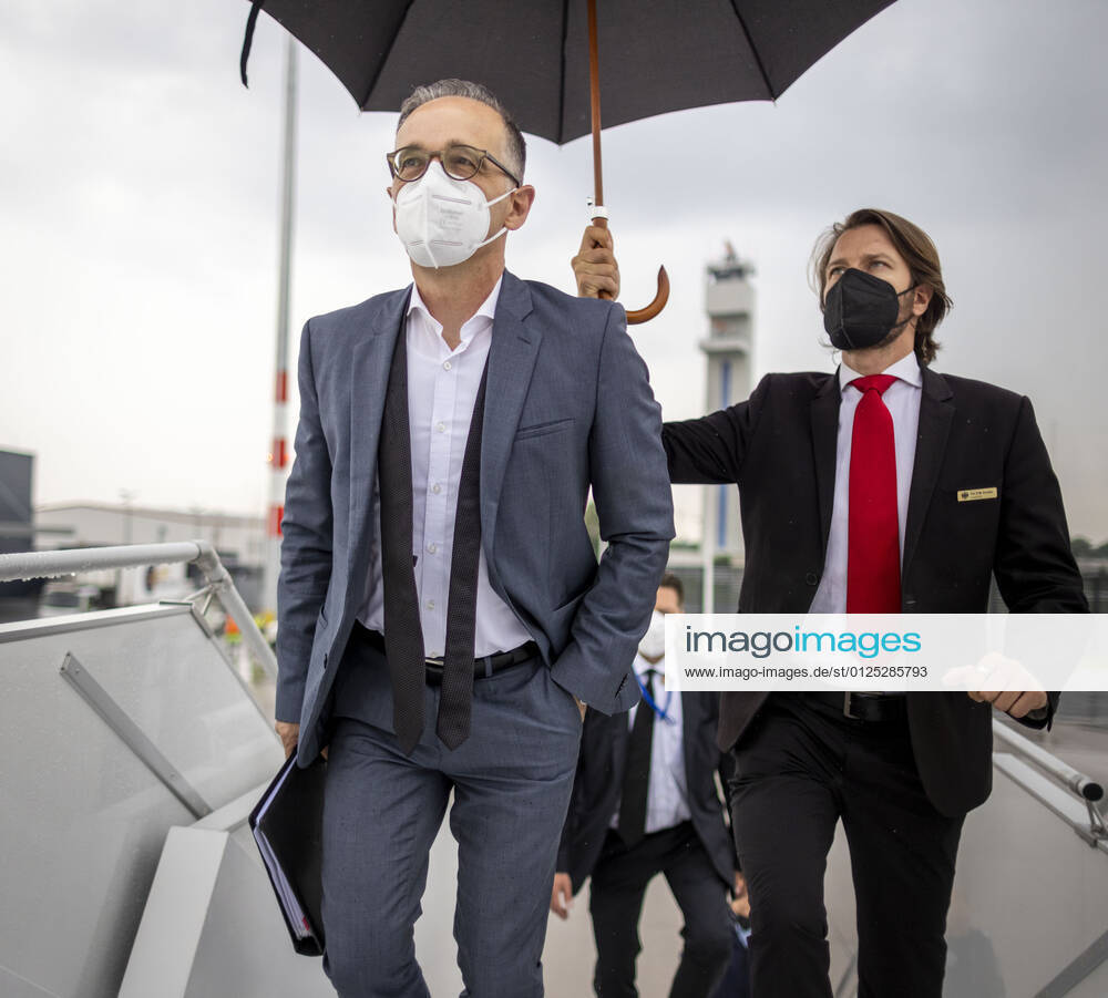 Bundesaussenminister Heiko Maas, SPD, steigt am Flughafen Berlin Tegel in einen Airbus A 319 der Flugbereitschaft der Bundeswehr um nach Bruessel zu fliegen. 12.07.2021 Berlin Deutschland