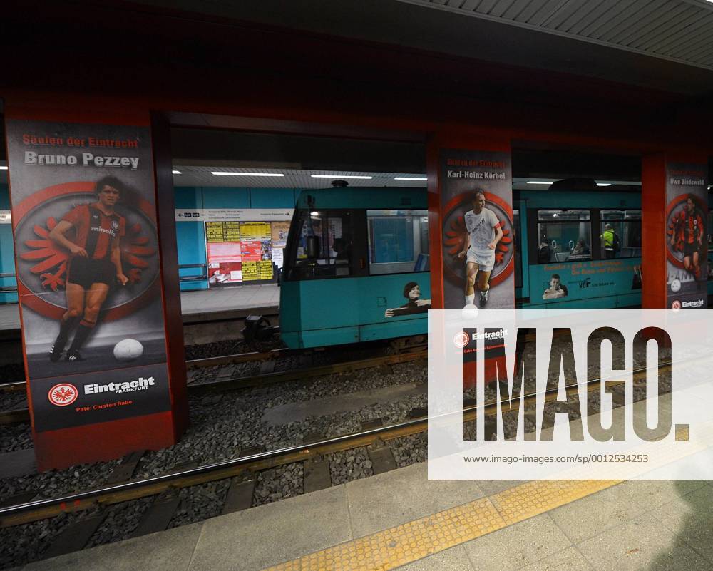 1.Bundesliga,Eintracht Frankfurt Säulen der Eintracht, v.l. Säulen der Eintracht im U-Bahn System der VGF. Vorne Säulen von Bruno Pezzey, Karl-Heinz Charly Körbel, Uwe Bindewald. Eintracht Frankfurt präsentieret mit der VFG an der U-Bahn Station Willy-Brandt-Platz in Frankfurt Säulen mit den von Fans gewählten wichtigsten Spielern Ihrer Geschichte.