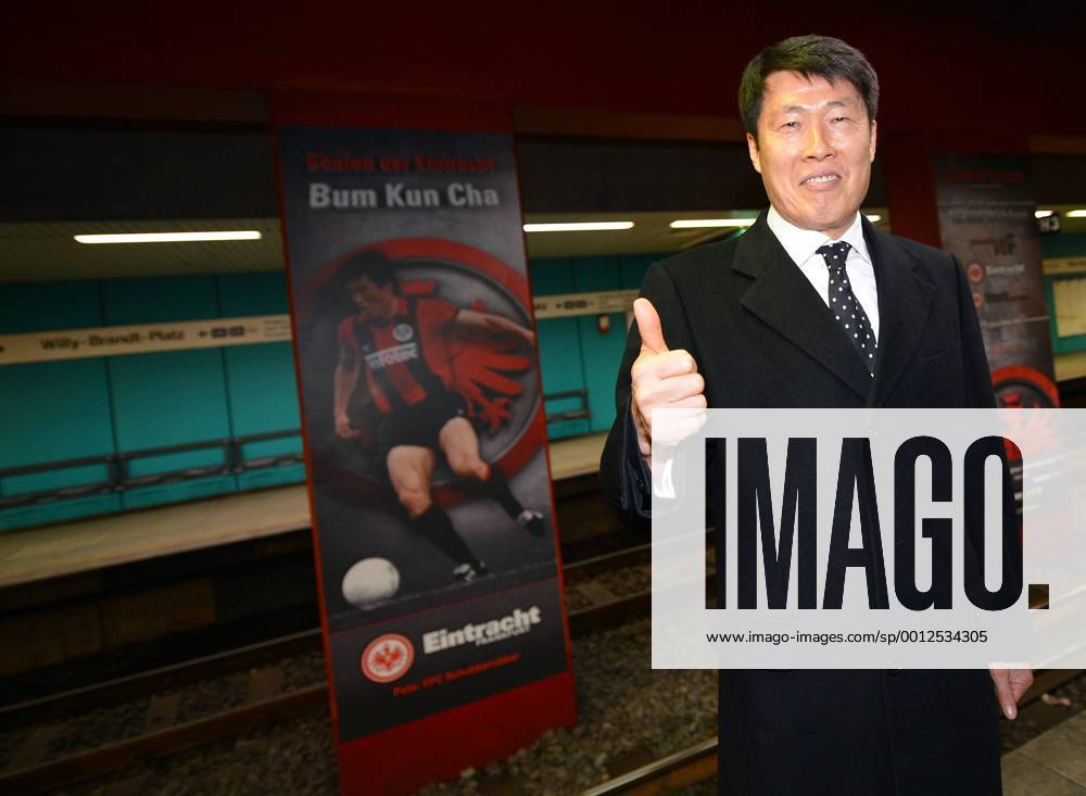 1.Bundesliga,Eintracht Frankfurt Säulen der Eintracht, v.l. Bum Kun Cha. Eintracht Frankfurt präsentieret mit der VFG an der U-Bahn Station Willy-Brandt-Platz in Frankfurt Säulen mit den von Fans gewählten wichtigsten Spielern Ihrer Geschichte.