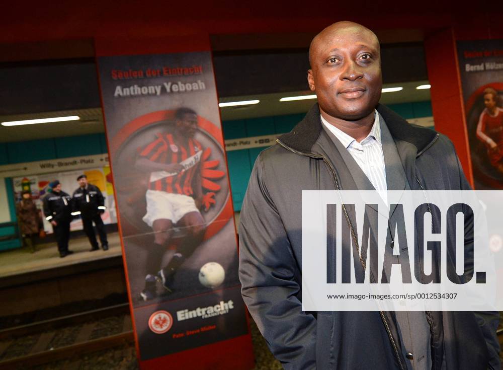 1.Bundesliga,Eintracht Frankfurt Säulen der Eintracht, v.l. Anthony Tony Yeboah. Eintracht Frankfurt präsentieret mit der VFG an der U-Bahn Station Willy-Brandt-Platz in Frankfurt Säulen mit den von Fans gewählten wichtigsten Spielern Ihrer Geschichte.