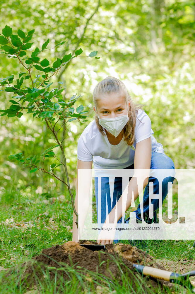 Bilder des Jahres 2021, Entertainment 07 Juli MADRID, SPAIN-July 14: **NO SPAIN** Crown Princess Leonor and Princess Sofia on Spain participate in One Tree For Europe Program at Hayedo de Montejo on July 14, 2021 in Montejo de la Sierra, Spain.