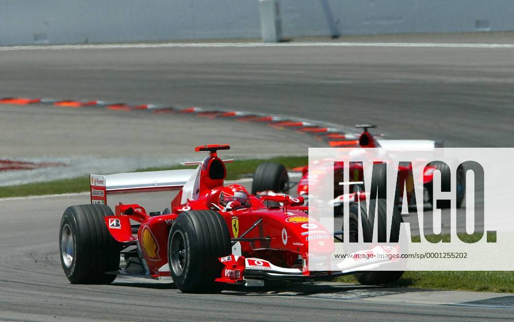 Michael Schumacher (Deutschland) vor Rubens Barrichello (Brasilien beide Ferrari) Motorsport Grand Prix Herren Großer Preis der USA 2004, Formel 1 Weltmeisterschaft, F1, F, GP, WM Gruppe Indianapolis