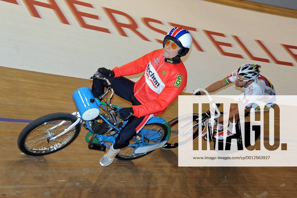 Schrittmacher Peter BÄUERLEIN (GER) mit Kenny DE KETELE (BEL) beim Dernyrennen - Techem Derny Europapokal über 50 Runden - Team 1 - Axel Lange - Weltmeister 2 Mannschaftsfahren - Aktion - quer - Event: Berliner Sechstagerennen - Sixdays Berlin 2013 - Location: Velodrom Berlin - Deutschland - Europa - Datum: 24.01.2013