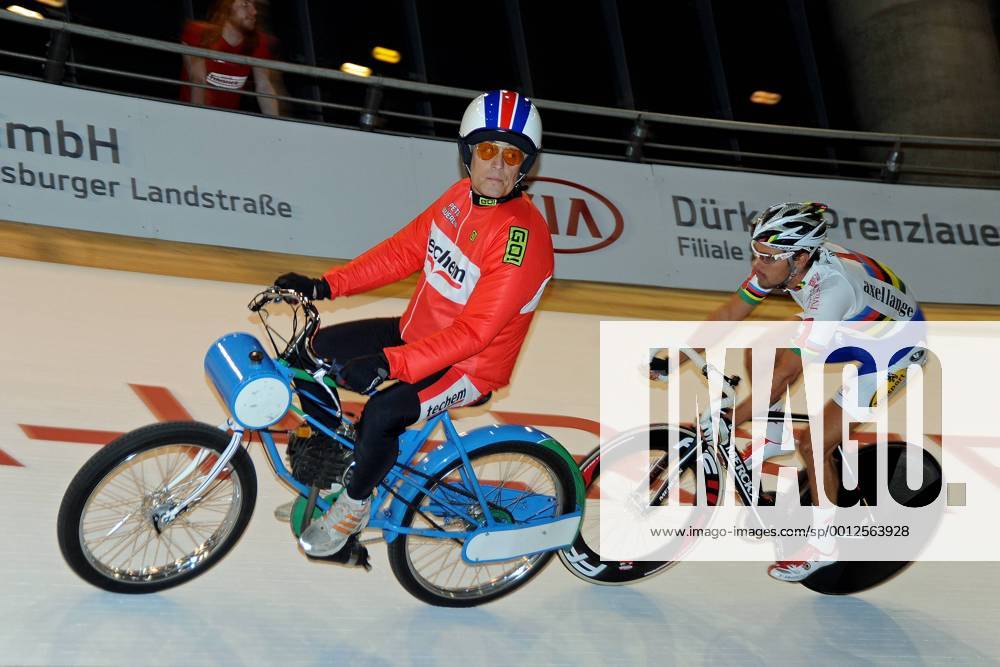Schrittmacher Peter BÄUERLEIN (GER) mit Kenny DE KETELE (BEL) beim Dernyrennen - Techem Derny Europapokal über 50 Runden - Team 1 - Axel Lange - Weltmeister 2 Mannschaftsfahren - Aktion - quer - Event: Berliner Sechstagerennen - Sixdays Berlin 2013 - Location: Velodrom Berlin - Deutschland - Europa - Datum: 24.01.2013