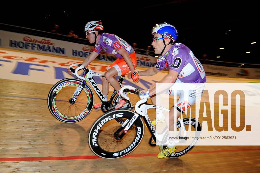 Vivien BRISSE ( unten FRA ) mit seinem Partner Morgan KNEISKY ( oben FRA ) beim Wechsel - 30 Minuten Jagd - Paar Nr. 10 - Aktion - quer - Event: Berliner Sechstagerennen - Sixdays Berlin 2013 - Location: Velodrom Berlin - Deutschland - Europa - Datum: 24.01.2013