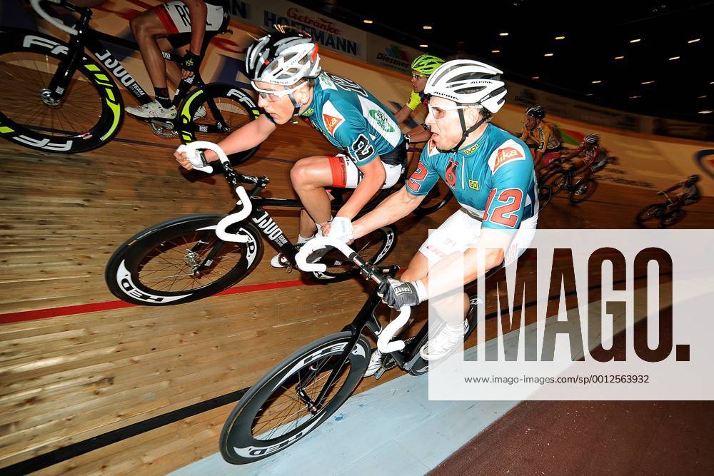 Theo REINHARDT (li. DEU) und Robert BARTKO (re. DEU) beim Wechsel - Ablösung - Paar Nummer 12 - Team Jahn Baumanagement - Lokalmatadoren - Aktion - quer - Event: Berliner Sechstagerennen - Sixdays Berlin 2013 - Location: Velodrom Berlin - Deutschland - Europa - Datum: 24.01.2013