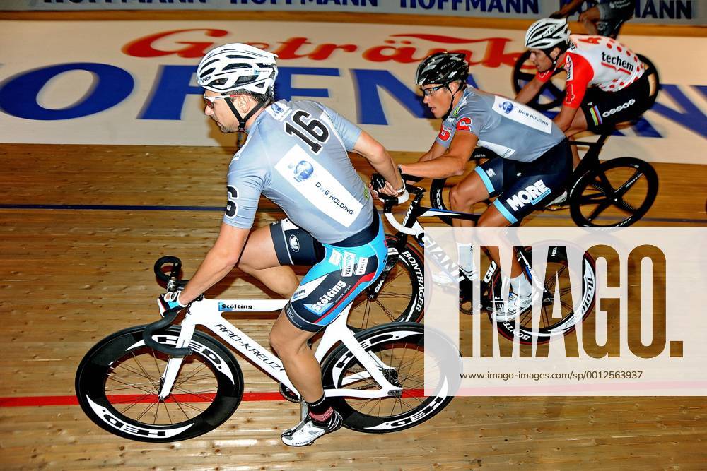 Björn SCHRÖDER ( unten DEU ) mit seinem Partner Guy EAST ( oben USA ) beim Wechsel - 30 Minuten Jagd - Paar Nr. 16 - Aktion - quer - Event: Berliner Sechstagerennen - Sixdays Berlin 2013 - Location: Velodrom Berlin - Deutschland - Europa - Datum: 24.01.2013