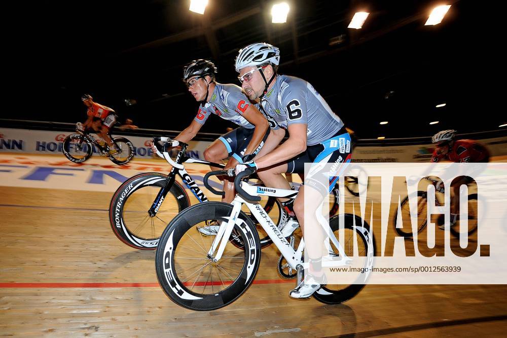 Björn SCHRÖDER ( unten DEU ) mit seinem Partner Guy EAST ( oben USA ) beim Wechsel - 30 Minuten Jagd - Paar Nr. 16 - Aktion - quer - Event: Berliner Sechstagerennen - Sixdays Berlin 2013 - Location: Velodrom Berlin - Deutschland - Europa - Datum: 24.01.2013