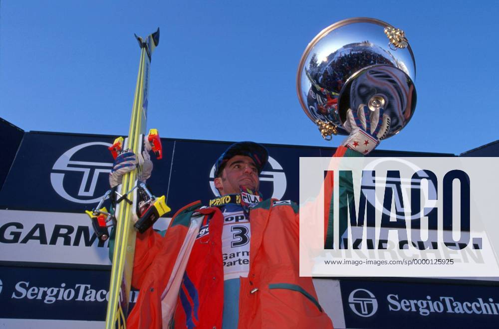 Alberto Tomba (Italien) präsentiert bei der Siegerehrung den Pokal Alpiner Skilauf Herren Weltcup 1995, Ski alpin, Skisport, Einzelbild Garmisch Partenkirchen Begeisterung, Freude,
