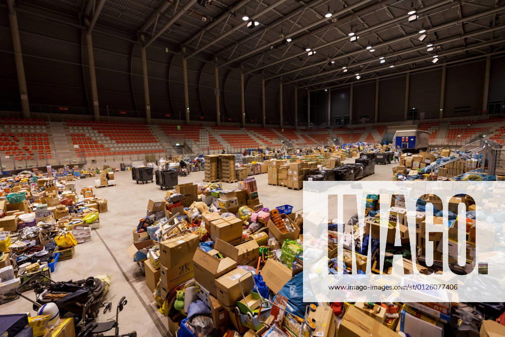 Overwhelming flood relief donation campaign in aid of the victims of the flood disaster in North Rhine-Westphalia and Rhineland-Palatinate from 14 07 2021 at the collection point in the Bitburger Event Center at the Nürburgring, 17 07 2021 Hundreds of helpers sort and pack the donations in kind so that they quickly reach flood victims Nürburg Nürburgring Rhineland-Palatinate Germany