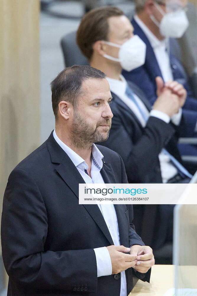 - Wien 19.07.2021 - Parlament Nationalrat Sondersitzung - Heute fand im Nationalrat eine Sondersitzung auf Antrag der SPÖ und FPÖ statt. Thema war die Unvollständige Aktenlieferungen des Finanzministeriums an Ibiza-U-Ausschuss . Es gab auch eine Dringlicher Anfrage an den Finanzminister. PHOTO: am Rednerpult der FPÖ-Frationsführer im Ibiza -U-Ausschuss Christian Hafenecker, im Hintergrund Finanzminister Gernot Blümel (ÖVP). Vienna (AUSTRIA) - Parliament National Council special session - Today the National Council held a special meeting at the request of the SPÖ and FPÖ. The subject was the incomplete delivery of files by the Ministry of Finance to the Ibiza Committee of Inquiry. Nationalrat Sondersitzung zu Ibiza U-Ausschuss **
