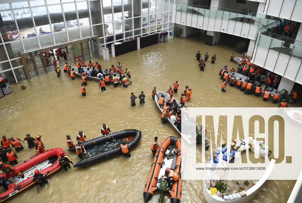 China, Hochwasser in Zhengzhou (210722) -- ZHENGZHOU, July 22, 2021 -- Photo taken on July 22, 2021 shows people transferring patients in the flooded hall at the Fuwai Central China Cardiovascular Hospital in Zhongmu County of Zhengzhou, central China s Henan Province. The natural disaster has inflicted damage on many hospitals in Henan, with patients and medical staff stuck inside, waiting to be evacuated, including the Fuwai Central China Cardiovascular Hospital in the county of Zhongmu, under the jurisdiction of Zhengzhou, the provincial capital. Days of rainstorms have caused severe flooding in the hospital. On Thursday morning, rescuers started transporting patients, their family members and medical staff elsewhere. About 5,000 people have been evacuated so far.