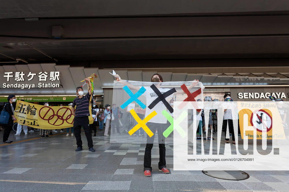 Tokio 2020 im Jahr 2021, Anti-Olympia-Protest July 23, 2021, Tokyo, Japan: Protesters hold banners during a protest against the 2020 Tokyo Olympics in front of Sendagaya Station..The delayed 2020 Tokyo Olympics opened on Friday July 23rd despite increasing Coronavirus infection numbers meaning there were no spectators inside the stadium to watch the opening ceremony. Tokyo Japan - ZUMAs197 20210723_zaa_s197_090