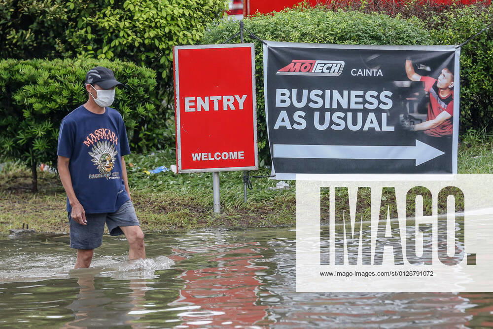 (210724) -- RIZAL PROVINCE, July 24, 2021 -- A man wades through the flood water brought by heavy monsoon rains in Rizal Province, the Philippines, July 24, 2021. The Philippines have evacuated more than 15,000 people in Metro Manila and some parts of the country amid flood threat, disaster management authorities said on Saturday. ) PHILIPPINES-RIZAL PROVINCE-MONSOON FLOODS RouellexUmali