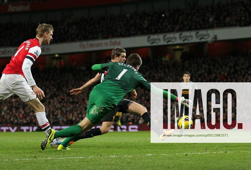 Liverpool s Jordan Henderson scoring his sides second goal.. - FC Arsenal vs FC Liverpool - Barclays Premier League - Emirates Stadium, London- 30 01 13 - .