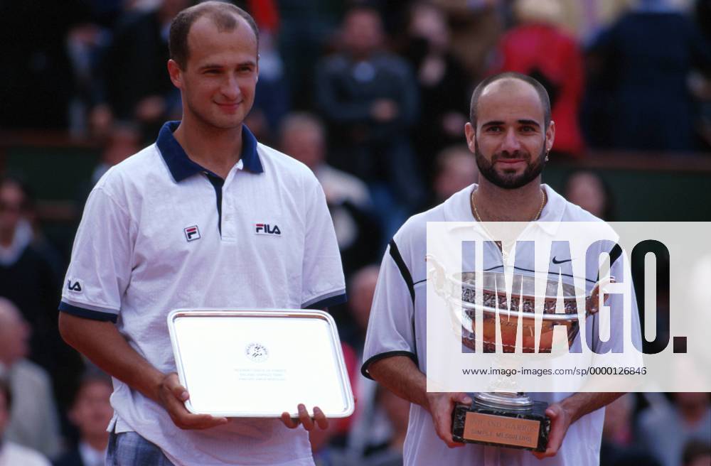 Sieger Andre Agassi (USA, re.) und der Zweitplazierte Andrei Medvedev (Rußland) mit ihren Pokalen auf der Siegerehrung Tennis Herren French Open 1999, Grand Slam, Sand, Sandplatz, Sandplatzturnier, ATP-Tour, Finale, Endspiel Gruppe Roland Garros Paris Glück, Harmonie, Freude,