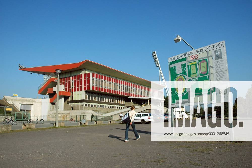 Blauer Himmel über dem Friedrich Ludwig Jahn Sportpark Leichtathletik Berliner Lokalsport 2004, Freizeitsport, Vdig Totale Berlin