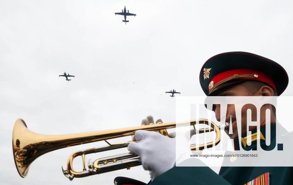 KRONSHTADT, ST PETERSBURG, RUSSIA â€“ JULY 25, 2021: A member of a military band performs as military aircraft fly over the Gulf of Finland during the main naval parade marking Russian Navy Day. Alexander Demianchuk TASS TS10957B