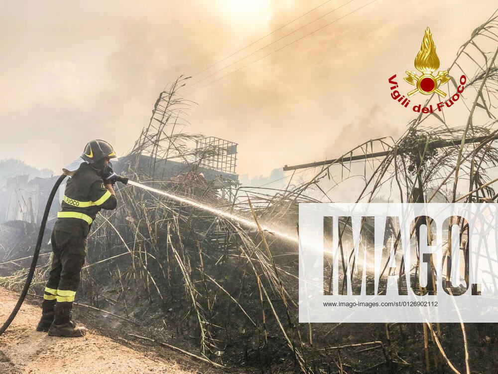Photo IPP VVFF 25 07 2021 sardinia vast fire in oristanese in the photo the firefighters try to extinguish the flames 0