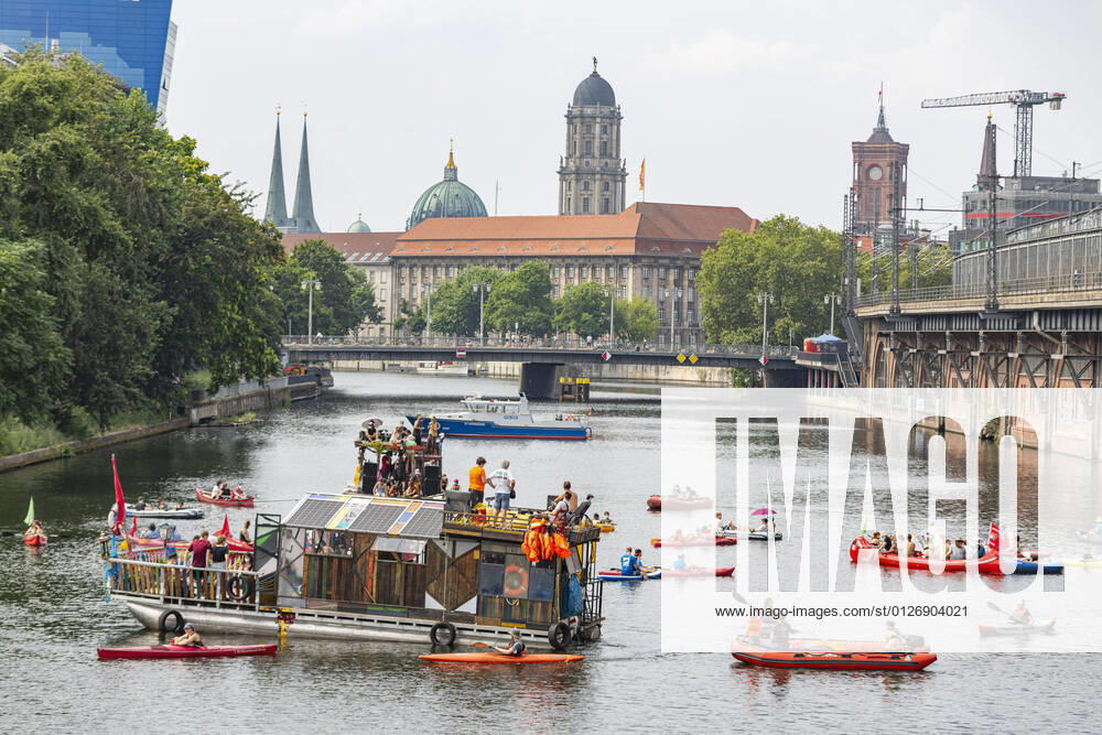 Boat demo for natural gas exit, The environmental initiatives Robin Wood and Fridays for Future demonstrated with about 50 boats on the Spree, for the exit from the natural gas energy target of the demonstrators, was the Vattenfall power plant near the Jannowitzbrücke Berlin Mitte Berlin Germany
