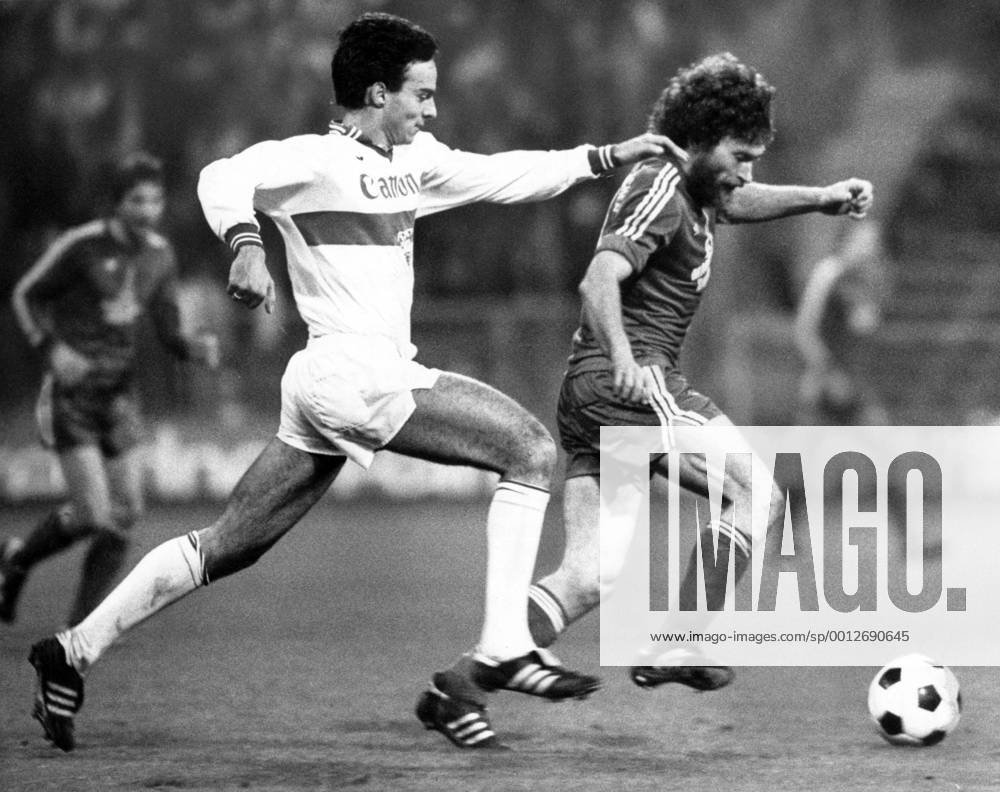 FC Bayern München - VfB Stuttgart 4:0 - Paul Breitner (Bayern, re.) gegen Hansi Müller (Stuttgart)