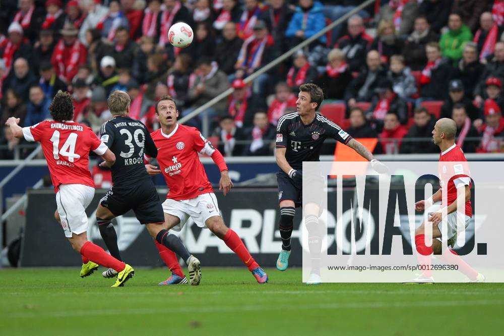 Fussball Bundesliga FSV Mainz 05 - FC Bayern Muenchen Spieltag 20 Fussball Maenner Saison 2012 13 von links: Julian BAUMGARTLINGER (FSV Mainz 05 - 14) - Toni KROOS (FC Bayern Muenchen - 39) - Nikolce NOVESKI (FSV Mainz 05 - 4) - Mario MANDZUKIC (FC Bayern Muenchen - 9) - Elkin SOTO (FSV Mainz 05 Kapitaen - 19)