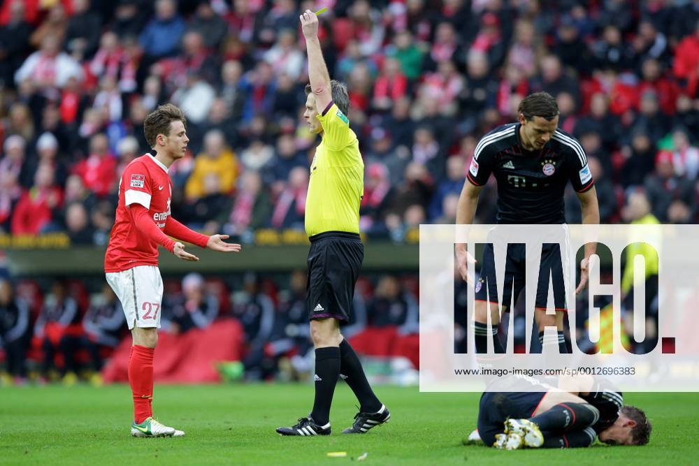 Fussball Bundesliga FSV Mainz 05 - FC Bayern Muenchen Spieltag 20 Fussball Maenner Saison 2012 13 Nicolai MUELLER - MULLER (FSV Mainz 05 - 27) erhaellt die gelbe Karte von Schiedsrichter Michael WEINER (Giesen) nach dem Foul an Bastian SCHWEINSTEIGER (FC Bayern Muenchen - 31)