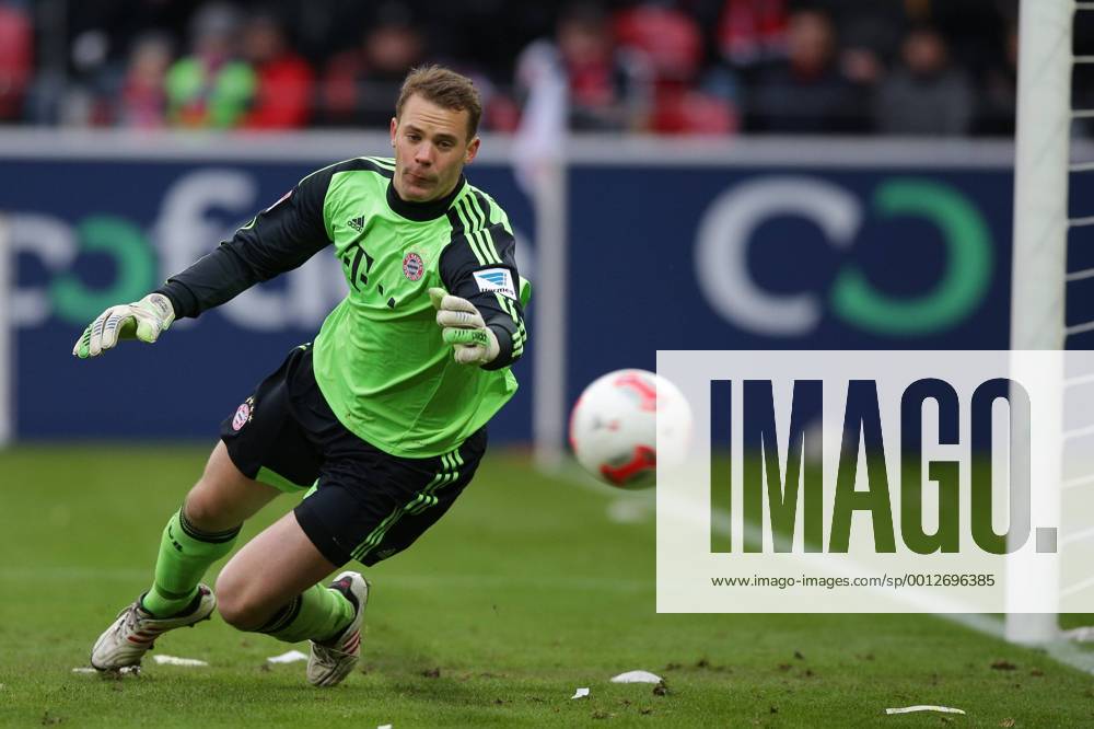 Fussball Bundesliga FSV Mainz 05 - FC Bayern Muenchen Spieltag 20 Fussball Maenner Saison 2012 13 Torwart Manuel NEUER (FC Bayern Muenchen - 1) rettet in hoechster Not