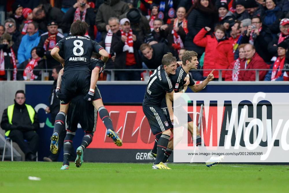 Fussball Bundesliga FSV Mainz 05 - FC Bayern Muenchen Spieltag 20 Fussball Maenner Saison 2012 13 Jubel Thomas MUELLER (FC Bayern Muenchen - 25) - Bastian SCHWEINSTEIGER (FC Bayern Muenchen - 31) und Javier MARTINEZ (FC Bayern Muenchen - 8) nach dem 0-1 durch Thomas MUELLER (FC Bayern Muenchen - 25)