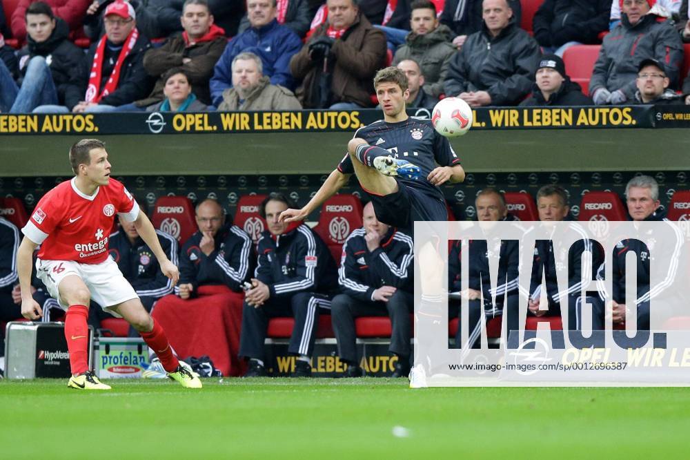 Fussball Bundesliga FSV Mainz 05 - FC Bayern Muenchen Spieltag 20 Fussball Maenner Saison 2012 13 Thomas MUELLER (FC Bayern Muenchen - 25) am Ball - links Radoslav ZABAVNIK (FSV Mainz 05 - 8)